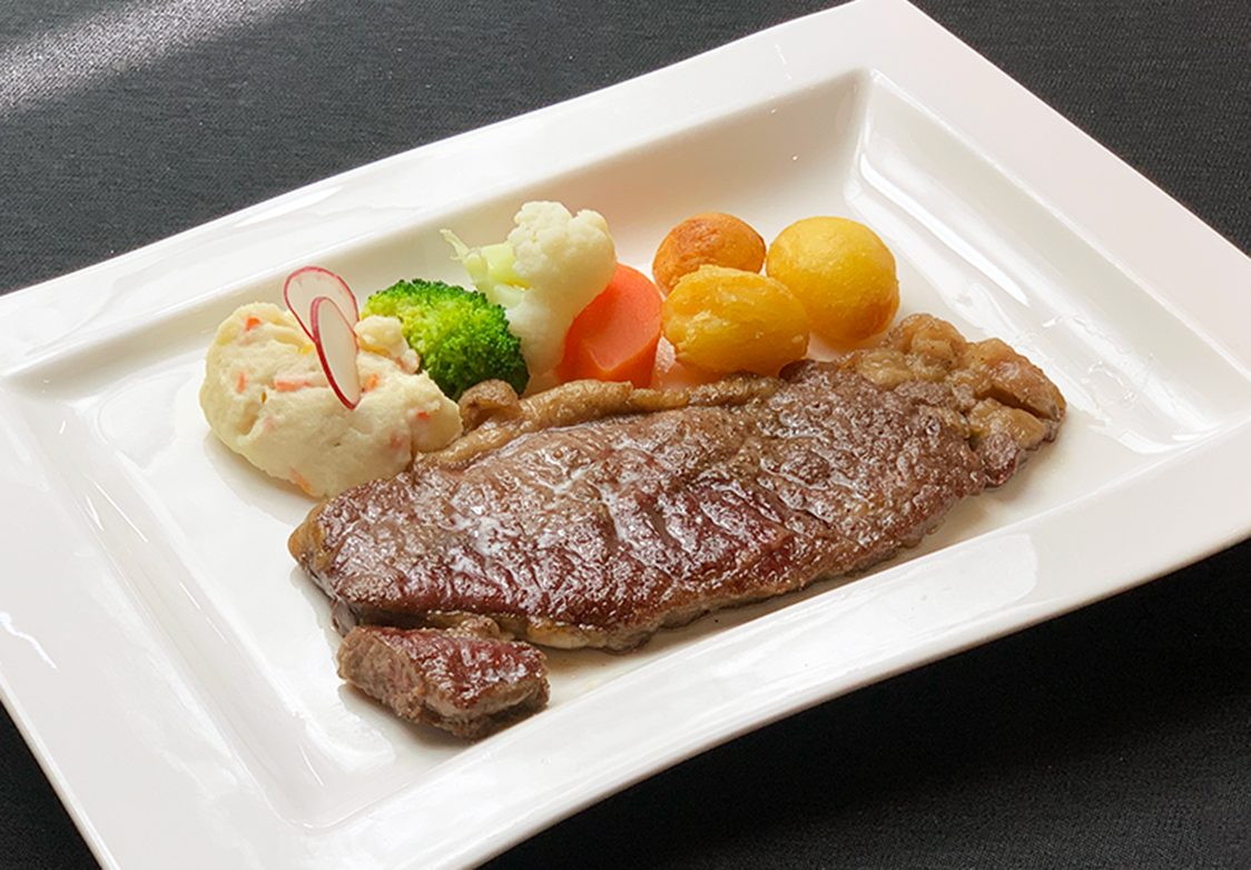 国産牛サーロインステーキ ～温野菜添え～