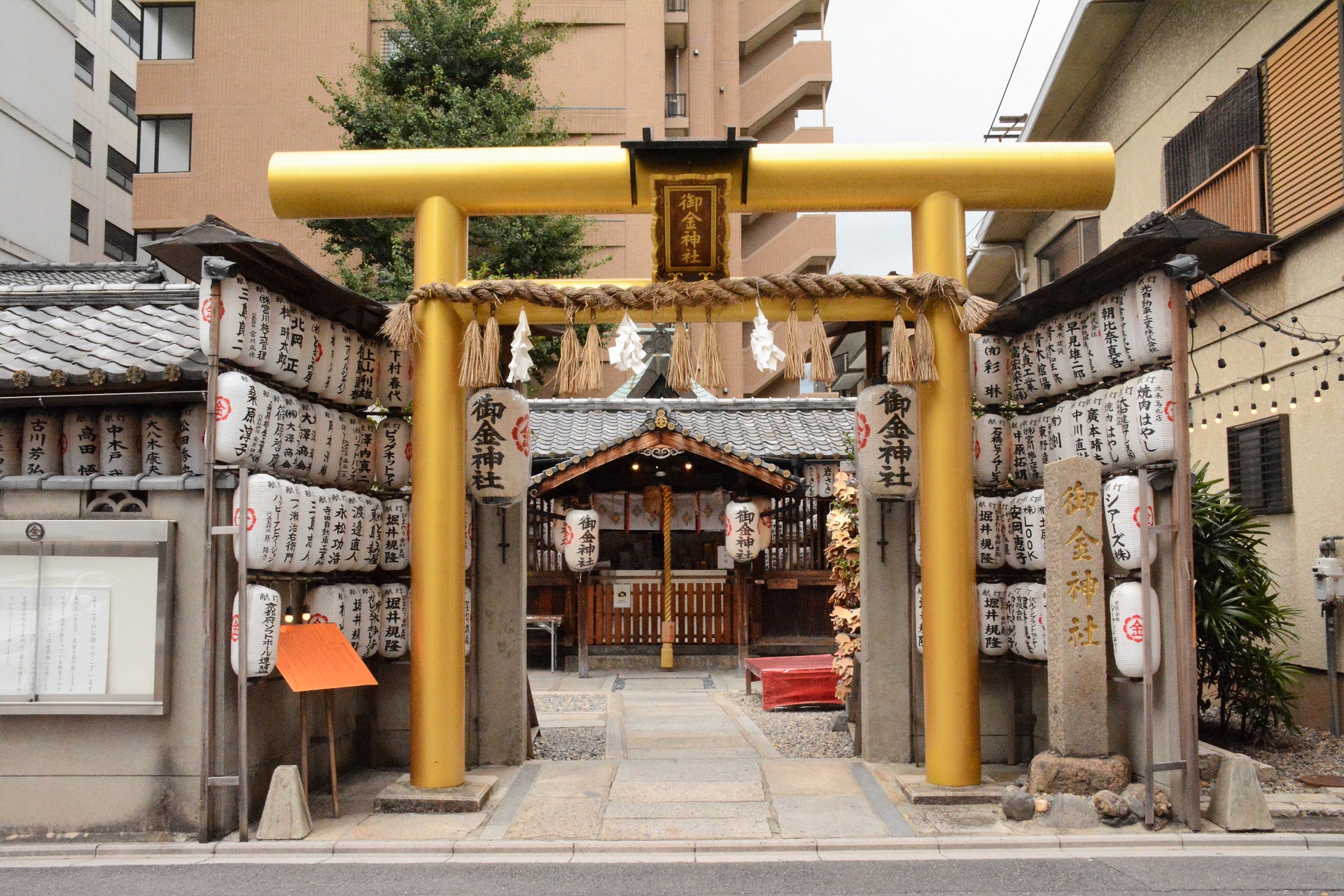 金色の鳥居が特徴的な御金神社
