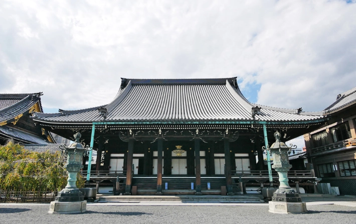 正面から見た佛光寺