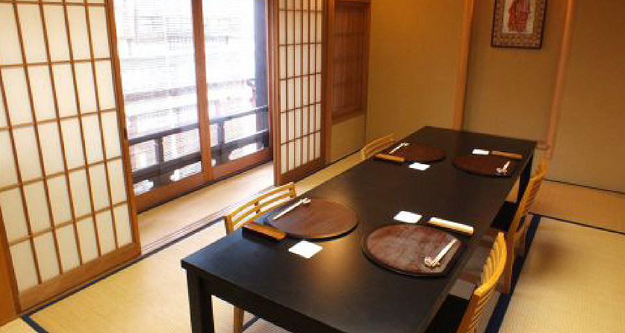 祇園 岩元の店内