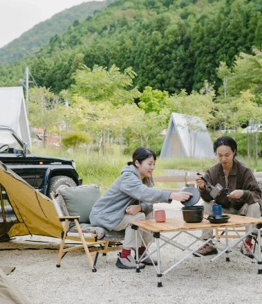 洞川山の家でキャンプをする人