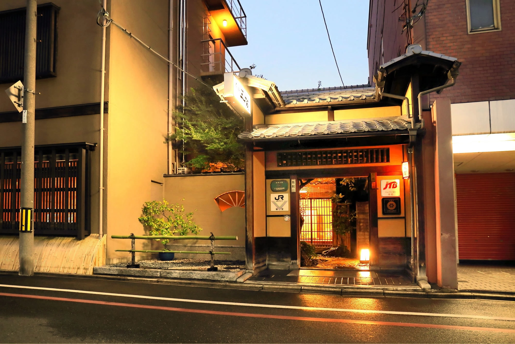 旅館 三賀の外観