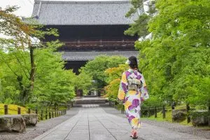京都観光中の浴衣の女性