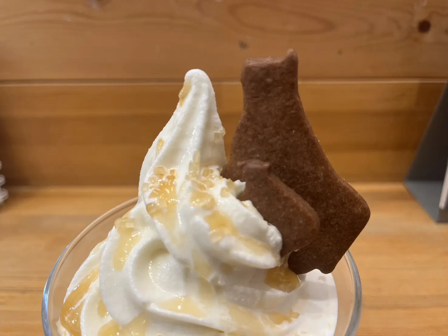 ソフトクリームにのった牛乳型クッキー