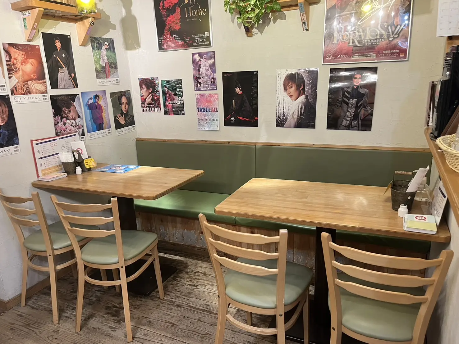 タカラジェンヌの写真が飾られた店内