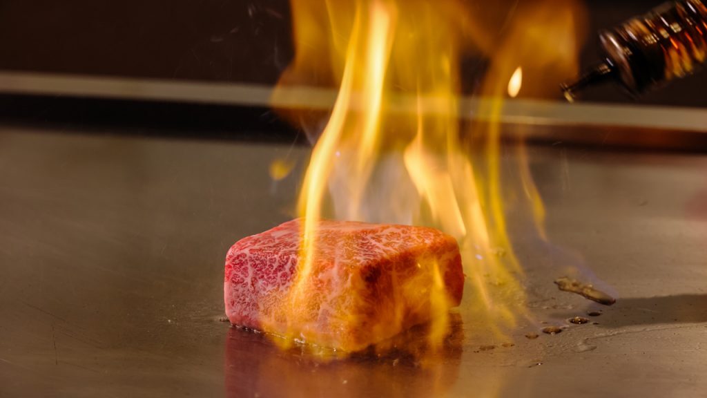 鉄板の上で焼かれている肉