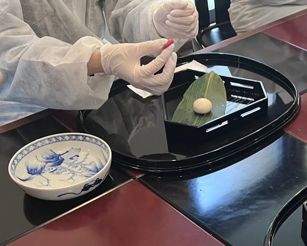 エプロンと手袋を着用した様子