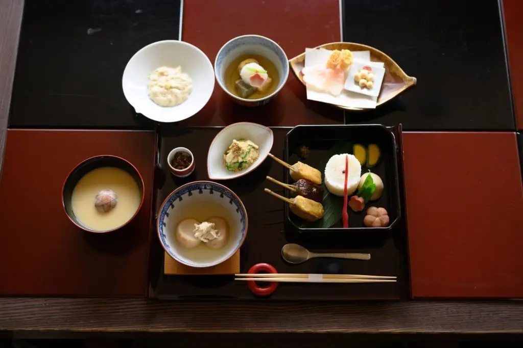 並んでいる料理